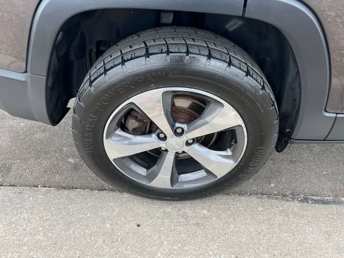 Used 2019 Jeep Cherokee Limited image 10