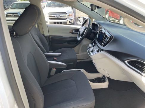 Used 2017 Chrysler Pacifica Touring FWD image 12