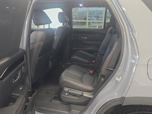 Used 2025 Honda Pilot TrailSport image 11