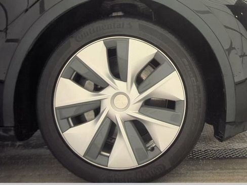 Used 2023 Tesla Model Y Long Range image 17