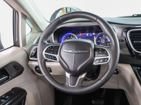 Used 2023 Chrysler Pacifica Touring-L FWD image 12