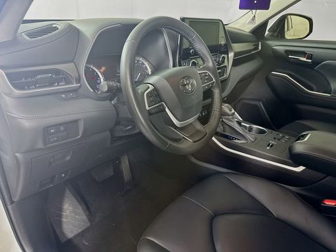 Used 2023 Toyota Highlander XLE image 9