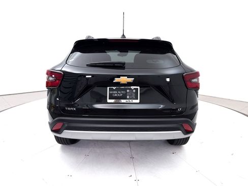 Used 2025 Chevrolet Trax LT w/ LT Convenience Package FWD image 14
