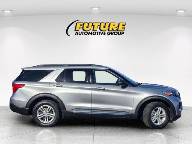Used 2022 Ford Explorer XLT AWD/4WD image 3