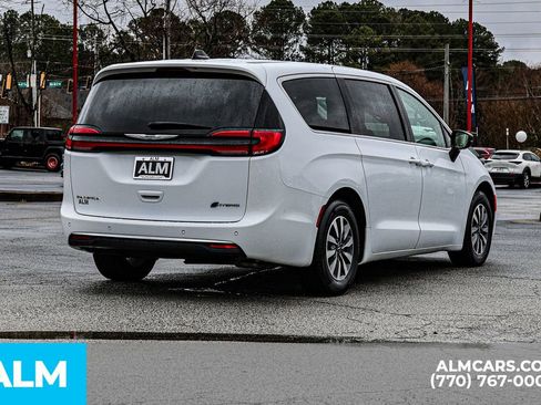 Used 2024 Chrysler Pacifica Select image 5