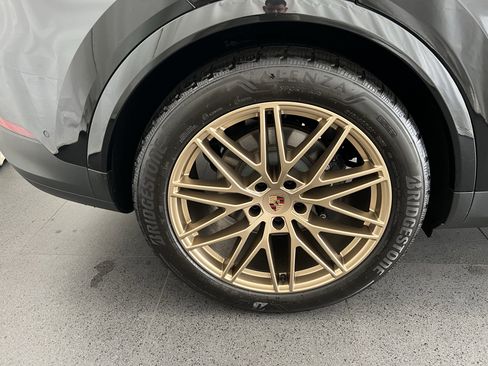 Certified 2025 Porsche Cayenne Coupe image 12