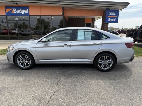 Used 2024 Volkswagen Jetta SE FWD image 2