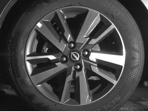 Used 2025 Nissan Versa SV FWD image 12