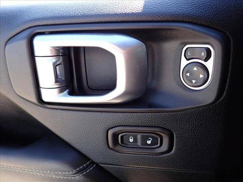 Used 2019 Jeep Wrangler Unlimited Sahara AWD/4WD image 13