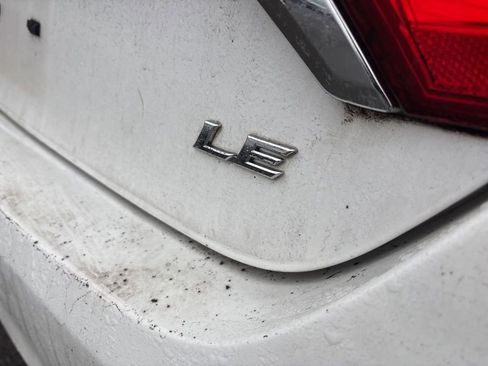 Used 2015 Toyota Camry LE image 4