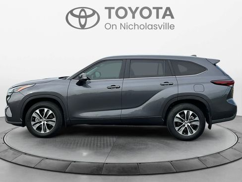 Used 2024 Toyota Highlander XLE AWD/4WD image 3