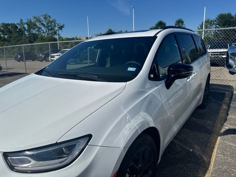 Used 2025 Chrysler Pacifica Limited FWD image 16