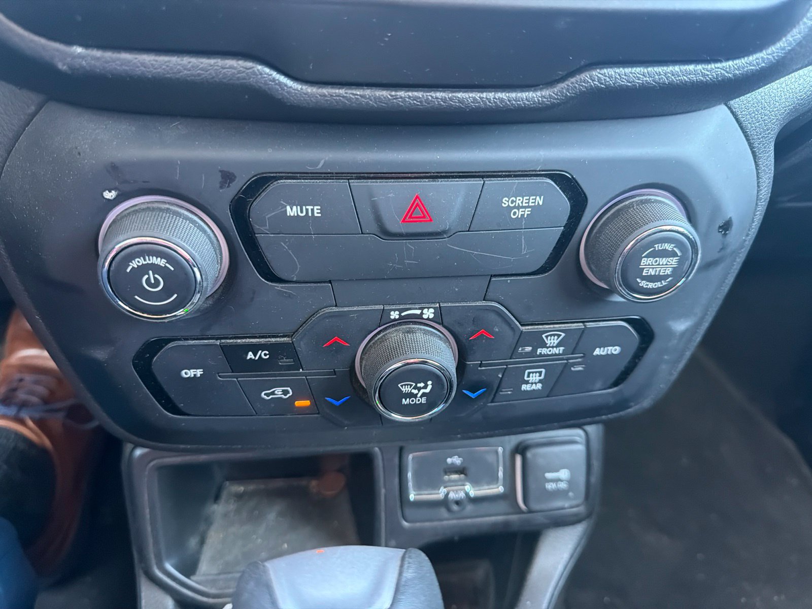 Used 2020 Jeep Renegade Latitude FWD image 16