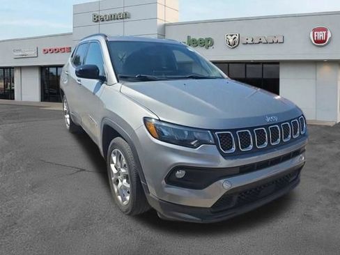 Used 2023 Jeep Compass Latitude AWD/4WD image 2