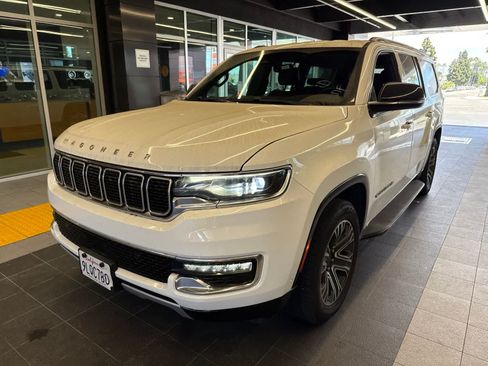 Used 2024 Jeep Wagoneer L Series II RWD image 2