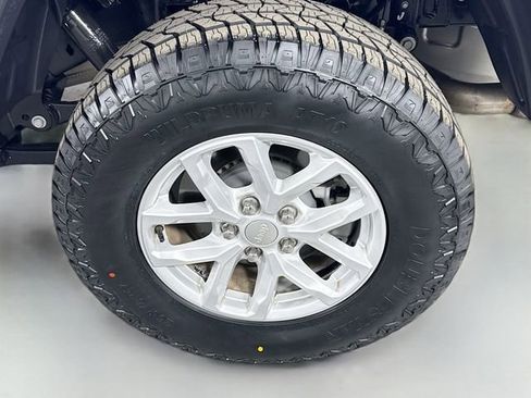 Used 2023 Jeep Gladiator Sport image 29