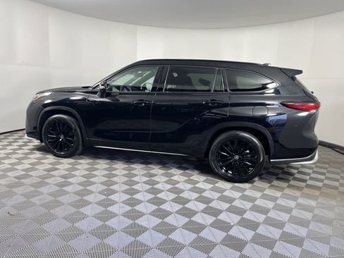 Used 2023 Toyota Highlander L image 2