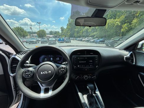 Used 2025 Kia Soul LX w/ LX Technology Package FWD image 23