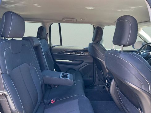 Certified 2023 Jeep Grand Cherokee Laredo AWD/4WD image 11