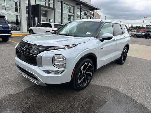 Used 2024 Mitsubishi Outlander 4WD Plug-In Hybrid image 3