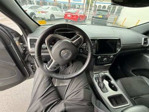 Used 2022 Jeep Grand Cherokee Laredo X image 4