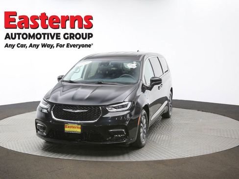 Used 2023 Chrysler Pacifica Touring-L image 51