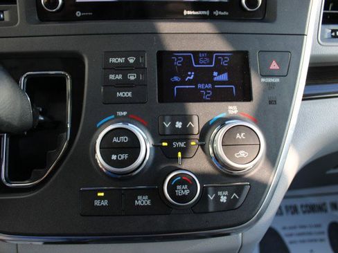 Used 2018 Toyota Sienna XLE NAVI image 32