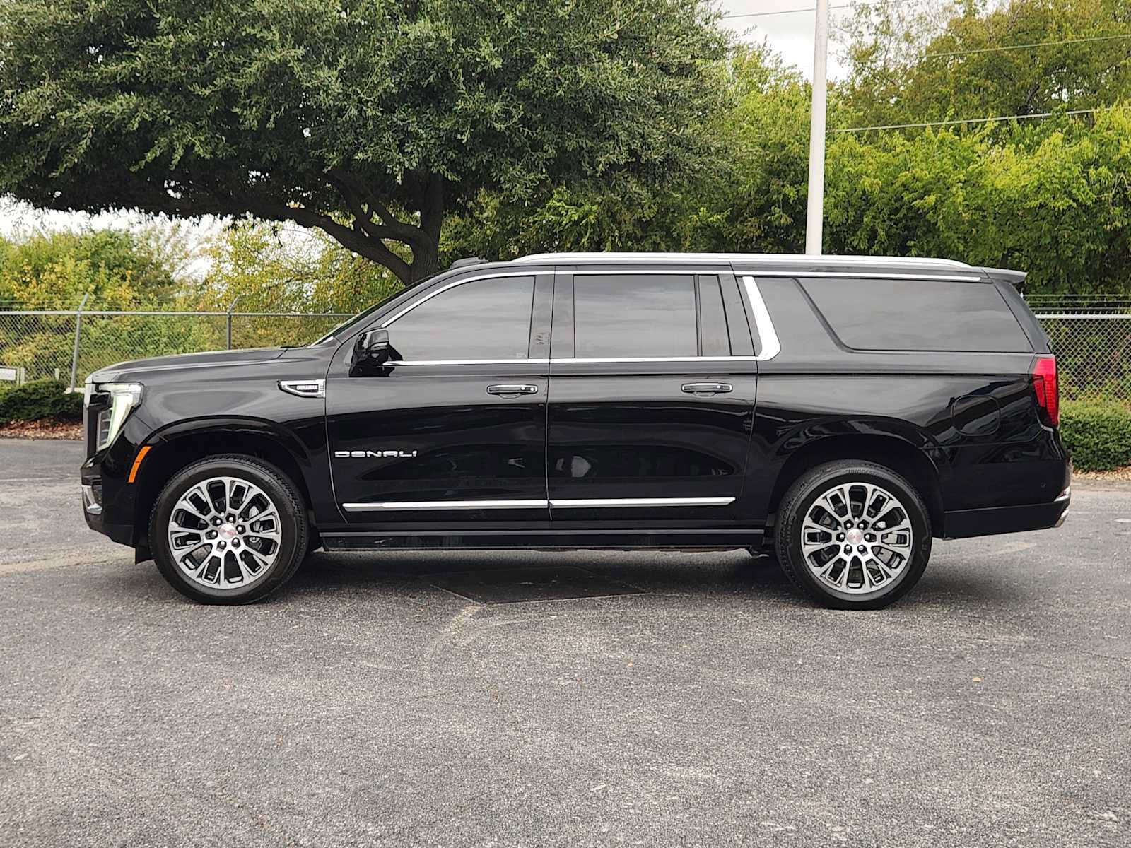 Used 2026 GMC Yukon XL Denali w/ Denali Reserve Package AWD/4WD image 4
