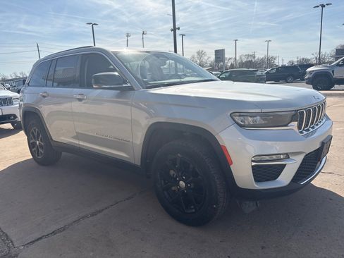 Used 2023 Jeep Grand Cherokee Limited image 7