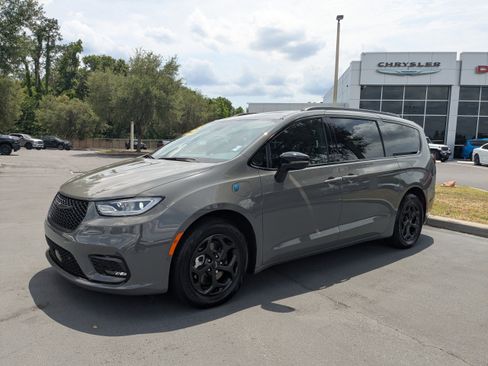 Used 2025 Chrysler Pacifica Premium FWD image 7