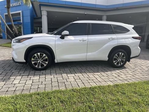 Used 2024 Toyota Highlander XLE FWD image 31