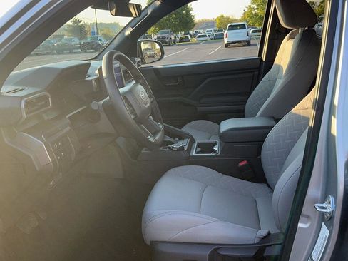 Certified 2025 Toyota Tacoma SR5 AWD/4WD image 17