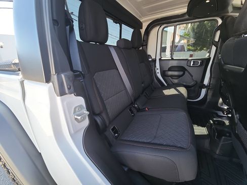 Used 2024 Jeep Gladiator Mojave AWD/4WD image 26
