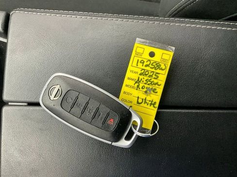 Used 2025 Nissan Rogue SV image 18