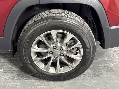 Used 2020 Jeep Cherokee Latitude Plus image 32