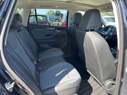 New 2025 Volkswagen Tiguan SE image 10