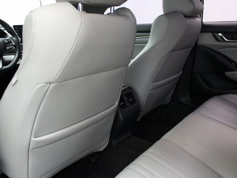 Used 2018 Honda Accord Touring image 17