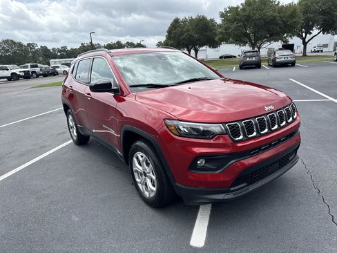 Used 2025 Jeep Compass Latitude AWD/4WD image 3