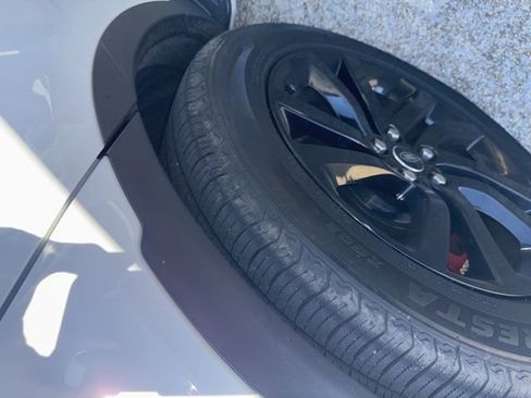 Used 2019 Land Rover Discovery SE image 17