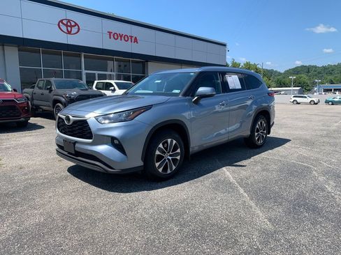 Used 2020 Toyota Highlander XLE AWD/4WD image 1
