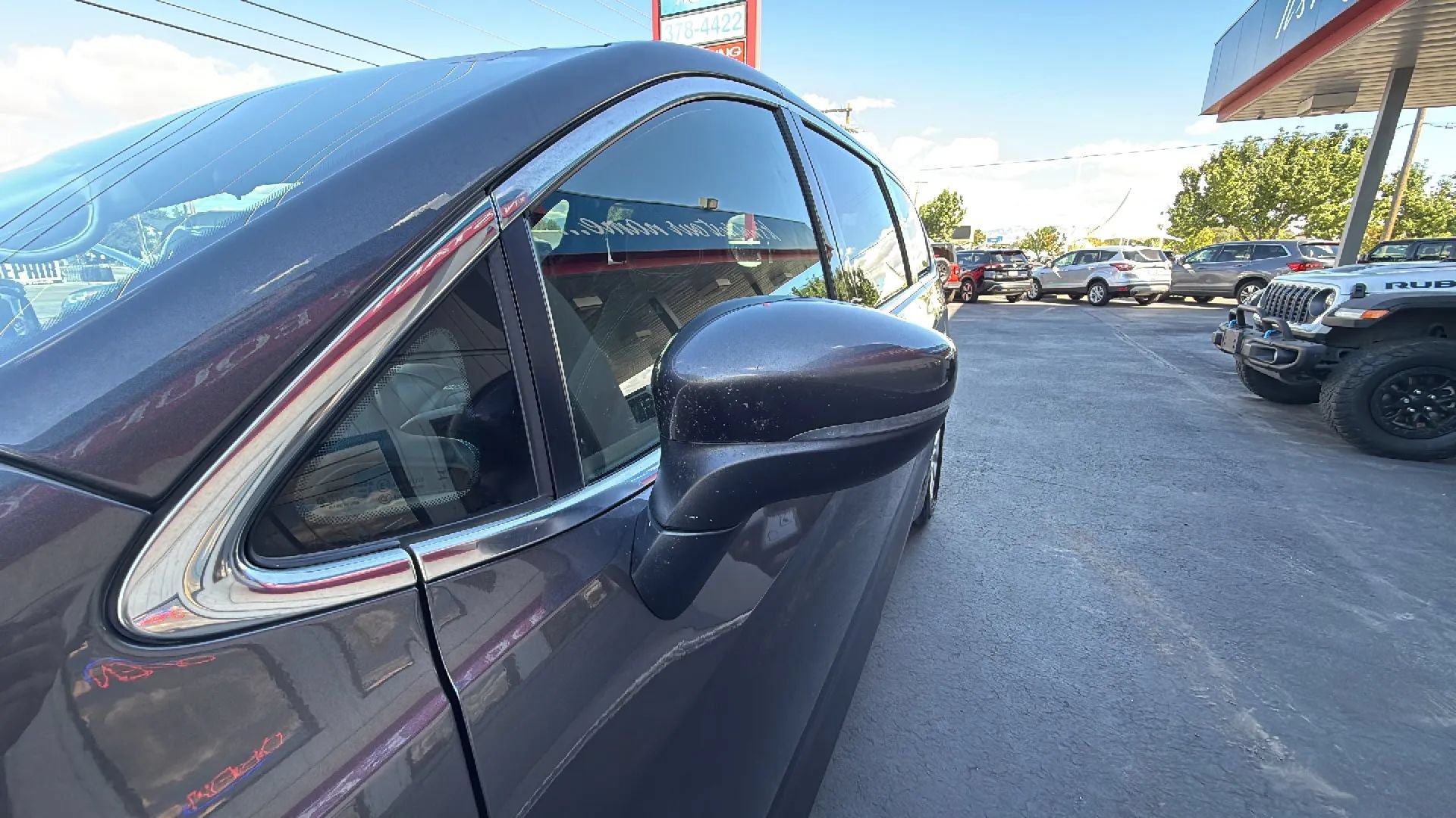 Used 2023 Chrysler Pacifica Touring FWD image 12