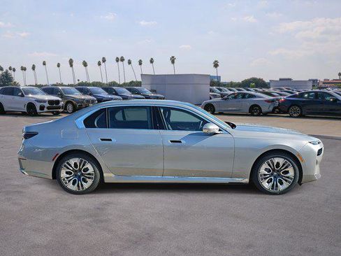 New 2025 BMW i7 xDrive60 w/ Premium Package image 4