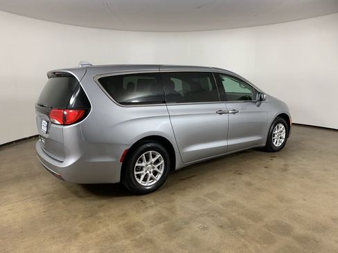 Used 2020 Chrysler Pacifica Touring w/ Advanced Safetytec Group FWD image 8