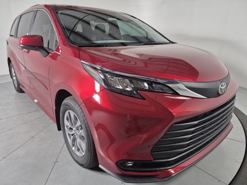 New 2026 Toyota Sienna XLE FWD image 6