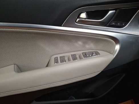 Used 2023 Genesis G70 3.3T image 9