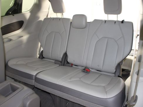 Used 2018 Chrysler Pacifica Touring-L FWD image 17