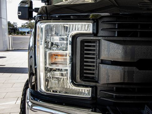 Used 2017 Ford F250 XLT w/ XLT Premium Package image 5