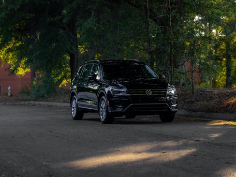 Used 2018 Volkswagen Tiguan SE FWD image 40