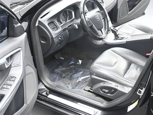 Used 2018 Volvo S60 T5 Inscription image 5