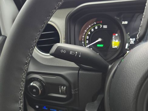 Used 2025 Jeep Wrangler Unlimited Sahara image 35